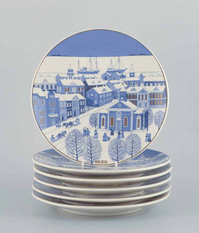 Raija Uosikkinen for Arabia, Finland, a set of six porcelain Christmas plates. 
Finnish Christmas landscapes.