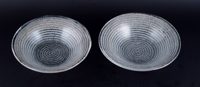 Murano, Italien, to skåle i klart glas med spiralformet gulddekoration.