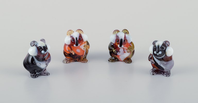 Murano, Italien. En samling på fire miniature glasfigurer af gnavere i farvet 
kunstglas.
