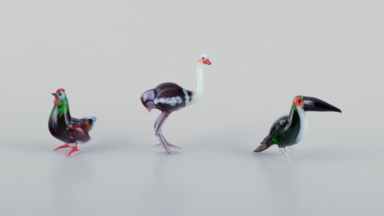 Murano, Italy. A collection of three miniature glass bird figurines in colored 
art glass.