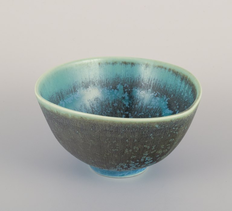 Berndt Friberg for Gustavsberg, ”Selecta” keramikskål i æggeskalsglasur i blå og 
grønne toner.