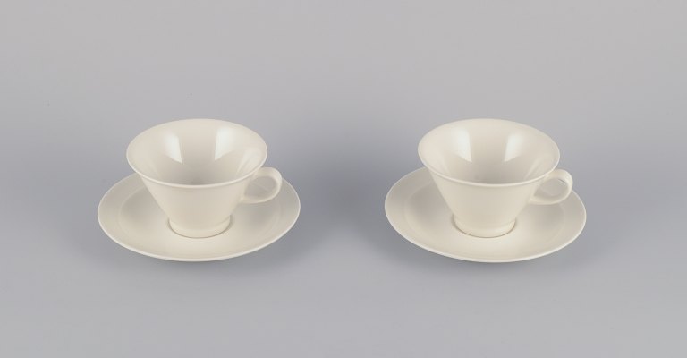 Arabia, Finland, to par ”Harlekin” tekopper og underkopper i hvidt porcelæn.