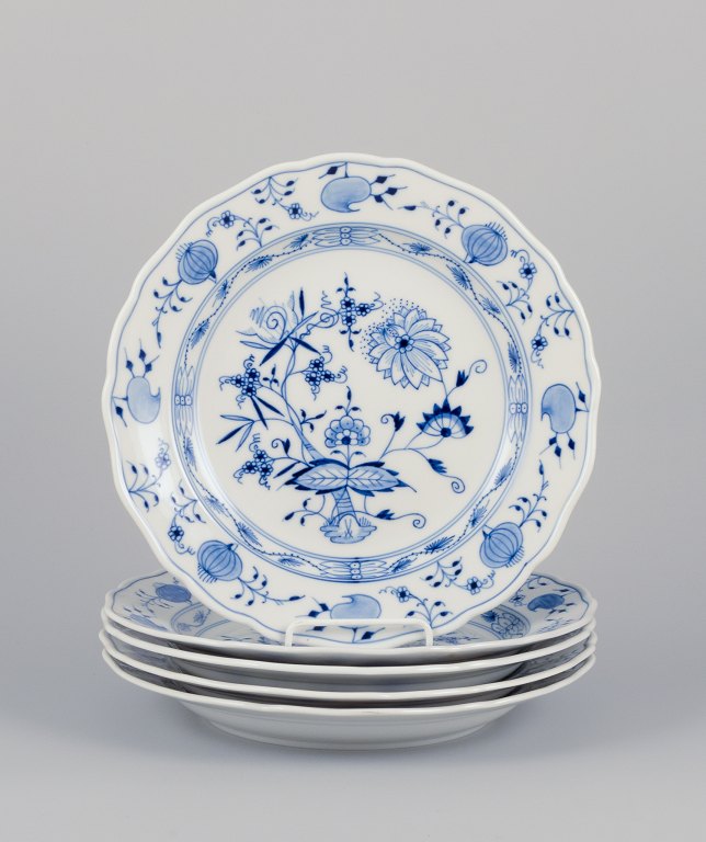 Meissen, Germany. A set of five Blue Onion pattern dinner plates. 
Hand-painted.