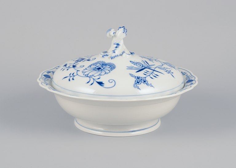 Meissen, Germany. Large round Blue Onion pattern tureen with lid. Hand-painted.