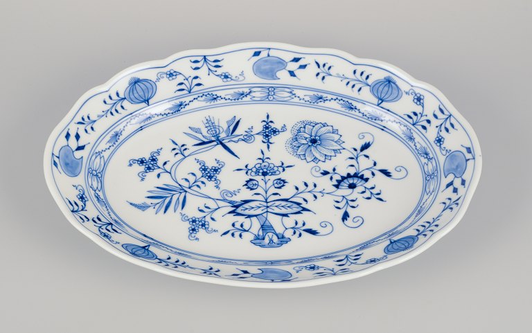 Meissen, Germany. Large oval Blue Onion pattern serving platter. Hand-painted.