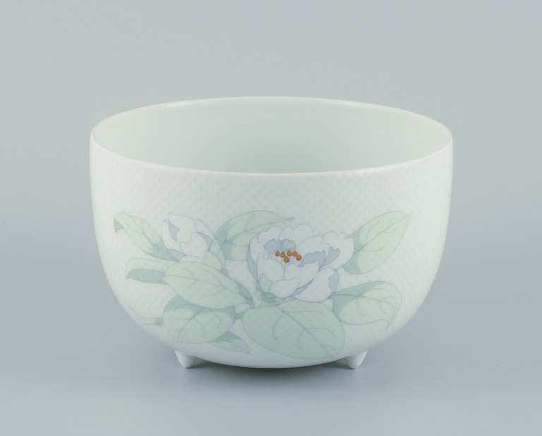 Tapio Wirkkala for Rosenthal Studio-linie, "Century Blütentraum". Porcelænsskål 
på tre fødder dekoreret med blomstermotiv.