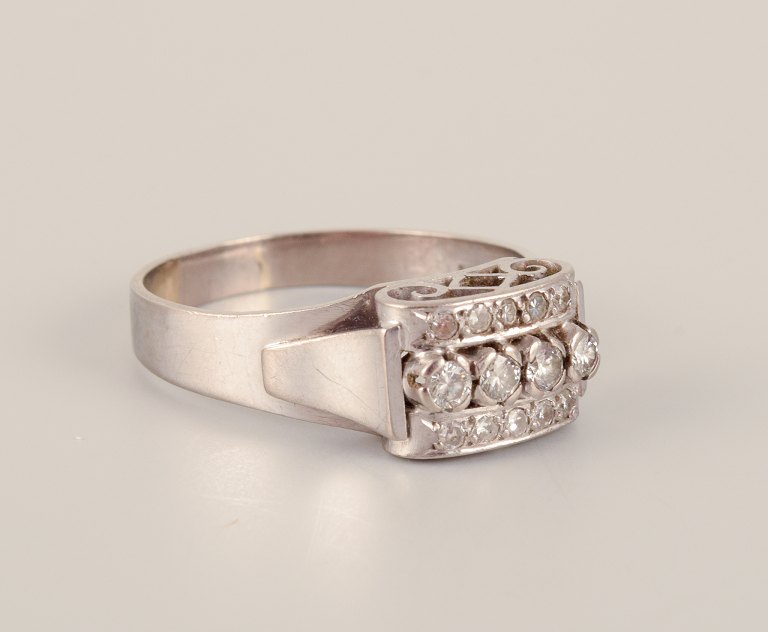 Vintage svensk 18 karat diamantring i hvidguld prydet med fire store diamanter 
samt ti små diamanter. Klassisk Art Deco-stil.