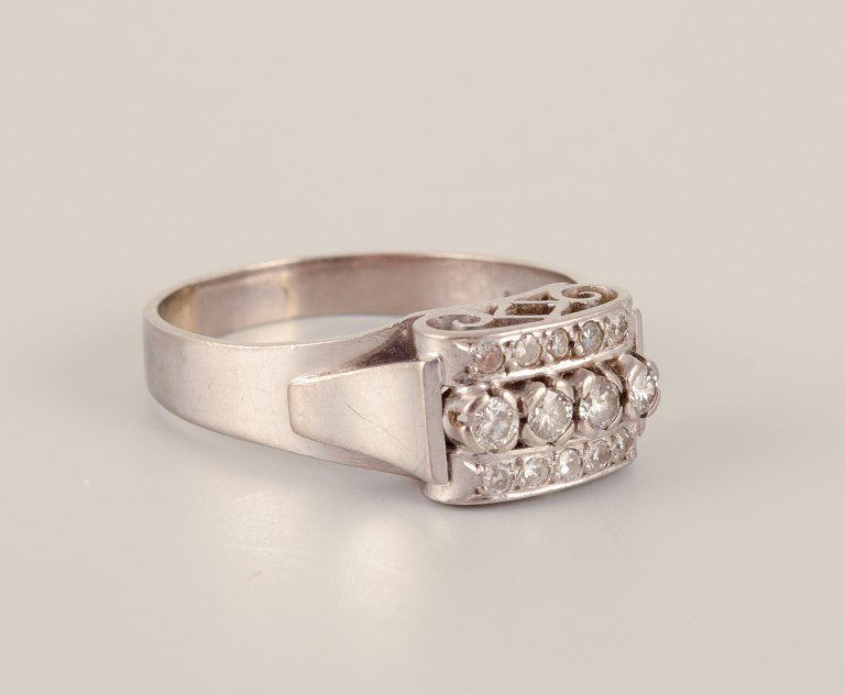 Vintage svensk 18 karat diamantring i hvidguld prydet med fire store diamanter samt ti små diamanter. Klassisk Art Deco-stil.