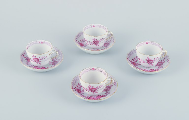 Meissen, Tyskland. Et sæt på fire Pink Indian mokkakopper med tilhørende 
underkopper i håndmalet porcelæn.