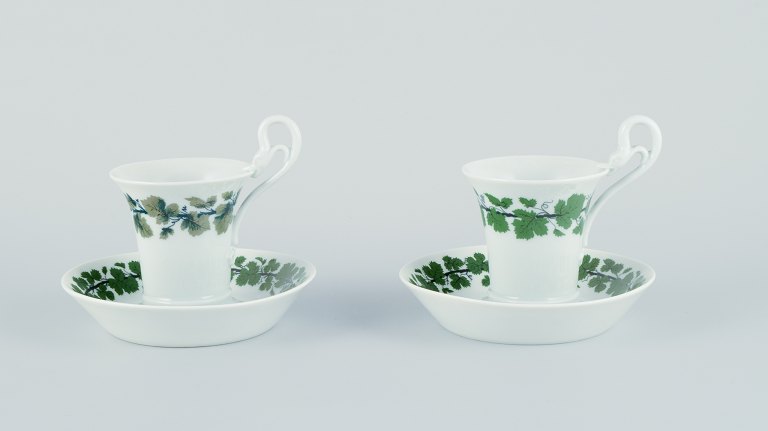 Meissen, Green Ivy Vine, to kaffekopper med høj hank udformet som en svane. Med 
tilhørende underkopper.