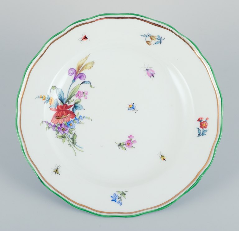 Meissen, Tyskland, porcelænstallerken håndmalet med blomstermotiver og insekter.