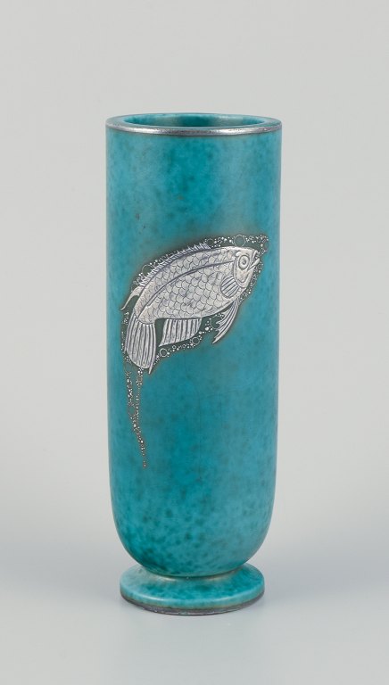 Wilhelm Kåge (1889-1960) for Gustavsberg, Sverige.
Art Deco keramikvase med fiskemotiv i sølvdekoration.