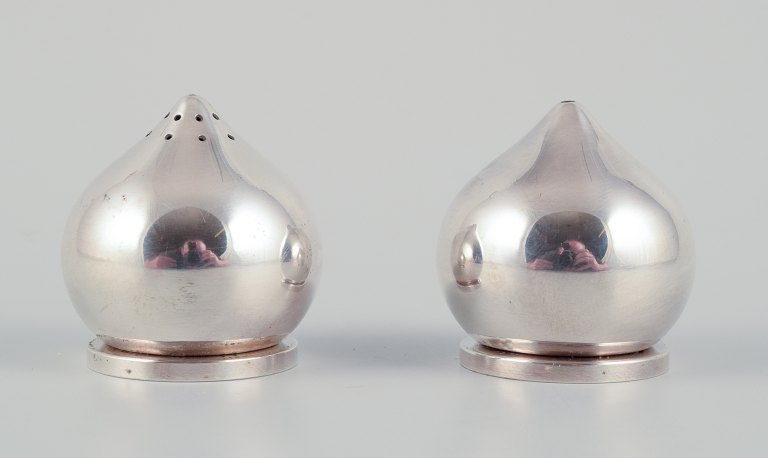 Aage Weimar, dansk sølvsmed. Et par modernistiske salt/peberbøsser i 
sterlingsølv. Stilrent design.