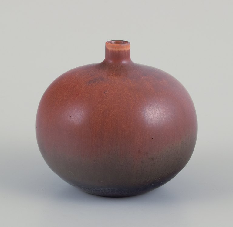 Carl Harry Stålhane (1920-1990) for Rörstrand, Sverige. Vase med rund form og 
lille hals. Glasur i brune toner.
