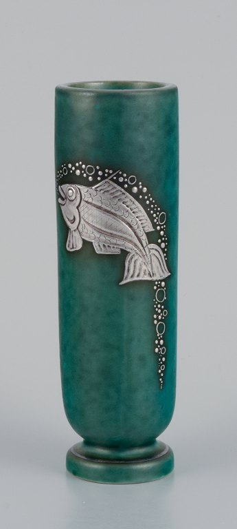 Wilhelm Kåge for Gustavsberg. Slank keramikvase fra ”Argenta” serien.
Motiv af fisk.