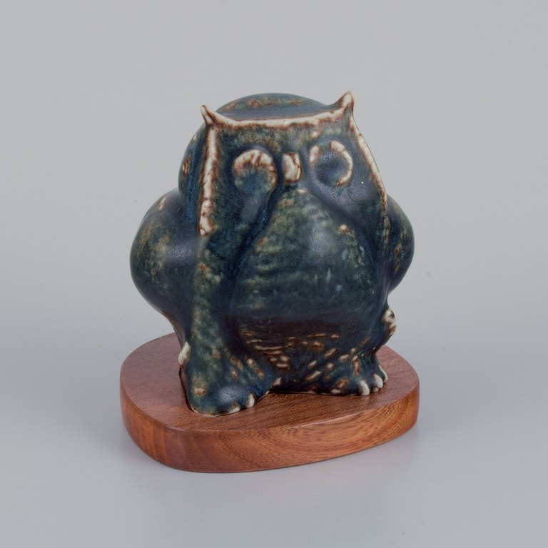 Carl Harry Stålhane (1920-1990) for Rörstrand. Ceramic figure of an owl with 
glaze in blue shades.