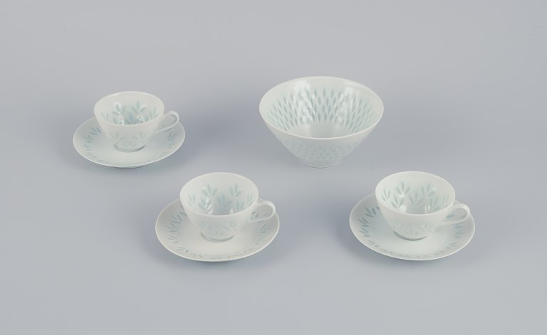 Friedl Kjellberg for Arabia, Finland. Et sæt på tre kaffekopper med tilhørende 
underkopper samt en skål i ris-porcelæn.