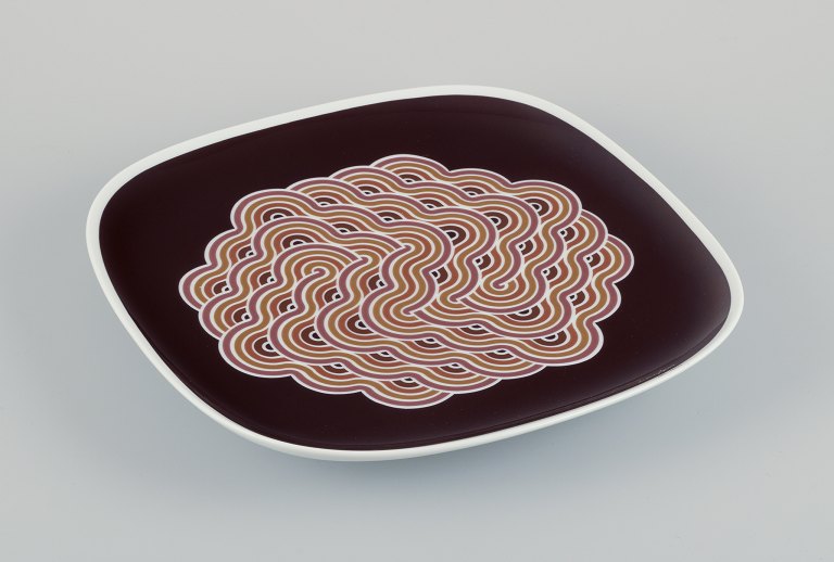 Natale Sapone for Rosenthal, Tyskland.
Stort firkantet fad i porcelæn. Geometrisk mønster.