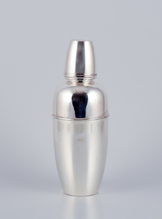 Swedish cocktail shaker in plated silver. Modernist design.