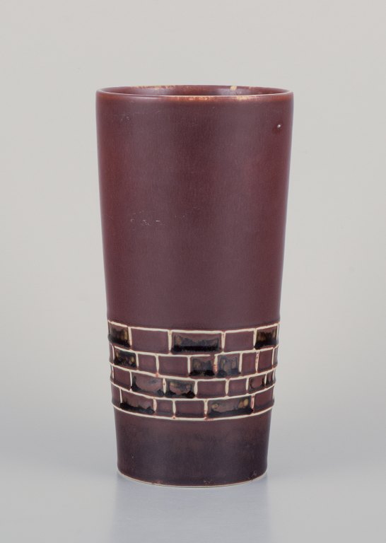 Hertha Bengtsson (1917-1993) for Rörstrand. Keramikvase med glasur i brune 
nuancer. Geometriske felter.