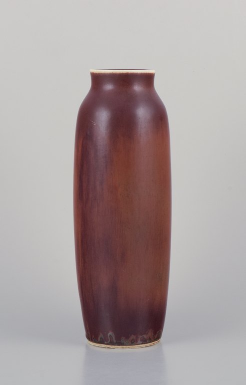 Carl Harry Stålhane (1920-1990) for Rörstrand. Stor keramikvase med glasur i 
brune nuancer.