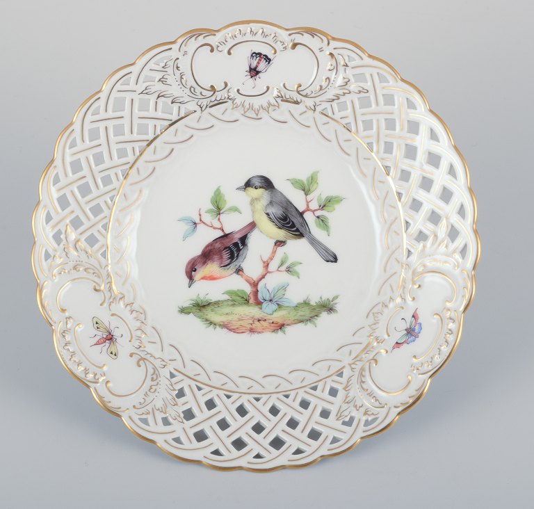 Meissen, Tyskland.  Gennembrudt porcelænstallerken. Håndmalet med fuglemotiv og 
insekter, guldkant.