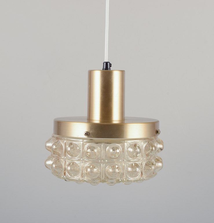 Helena Tynell, finsk glaskunstner, for Limburg.
Designer loftslampe i klart glas og metal.