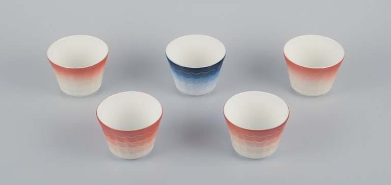 Wilhelm Kåge for Gustavsberg. Fem urtepotteskjulere i porcelæn.
Svensk design. Glasur i orange og blå.