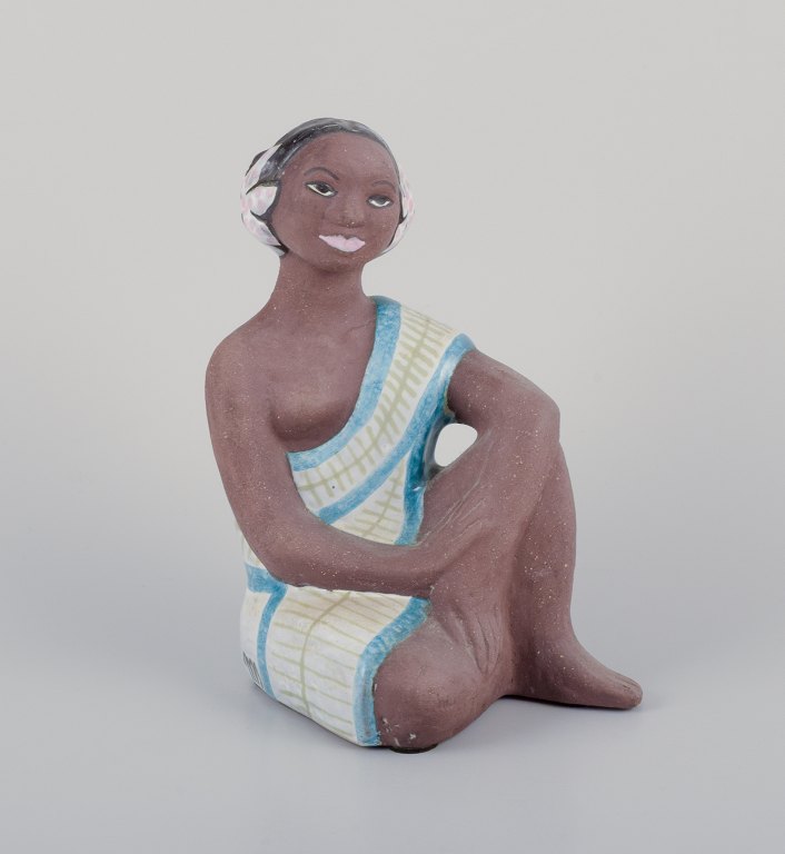 Mari Simmulson figur for Upsala-Ekeby, Sverige.
Sjælden keramikfigur af halvnøgen Tahiti-kvinde.