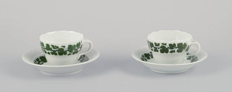 Meissen, Tyskland, Green Ivy Vine, to store kaffekopper med tilhørende 
underkopper.