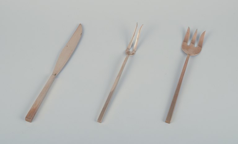 Sigvard Bernadotte "Scanline" brass flatware.
Carving set and a carving fork. Three pieces.