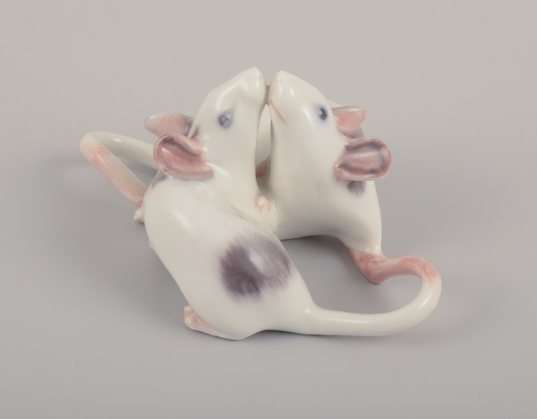 Royal Copenhagen, sjælden porcelænsfigur af to mus.