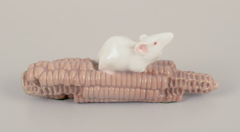Royal Copenhagen, Danmark.
Porcelænsfigur af mus på majskolbe.