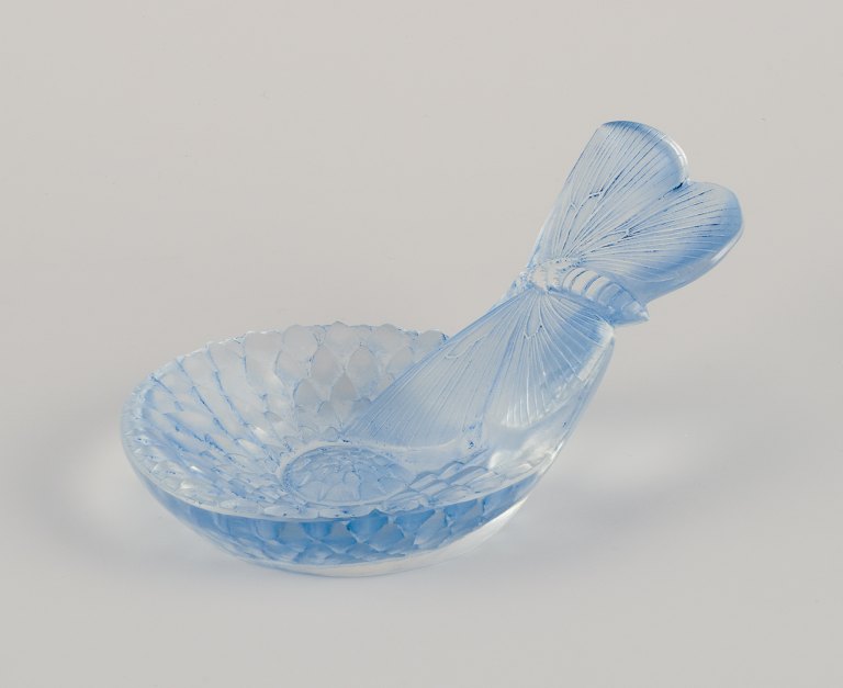 René Lalique, Frankrig.
Tidlig "Dahlia et Papillon"  skål i blåt kunstglas.