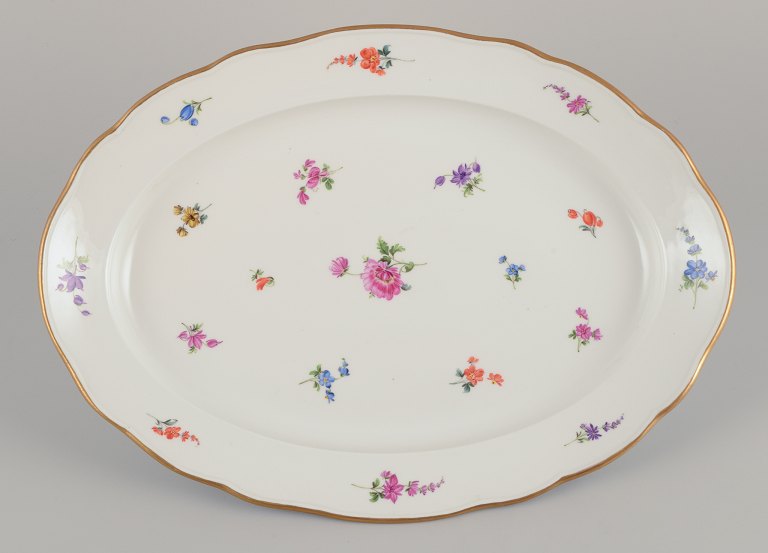 Meissen, Tyskland. Stort ovalt serveringsfad i porcelæn.
Håndmalet med polykrome blomstermotiver.