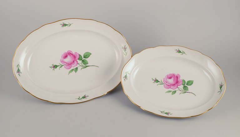 Meissen, to store ovale ”Pink Rose” serveringsfade.
Håndmalet med lyserød rose, guldkant.