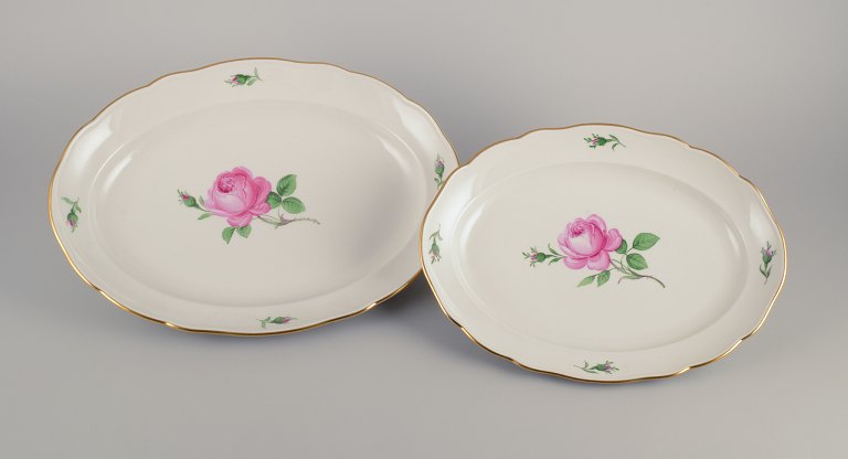 Meissen, to store ovale ”Pink Rose” serveringsfade.
Håndmalet med lyserød rose, guldkant.