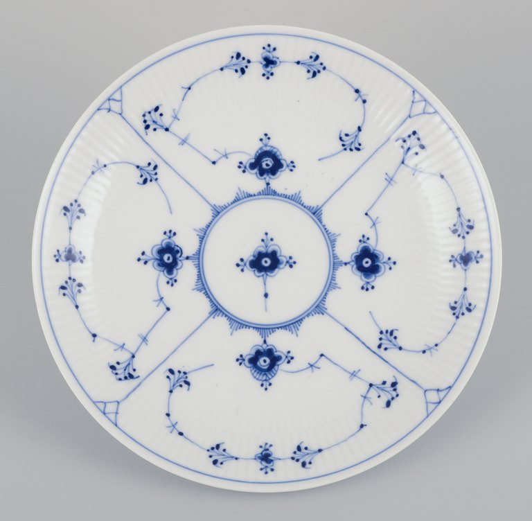 Royal Copenhagen Musselmalet Riflet, lav skål/fad i håndmalet porcelæn.