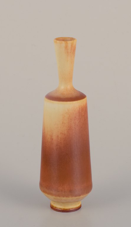 Berndt Friberg for Gustavsberg Studiohand. 
Miniaturevase med smal hals i glaseret keramik.