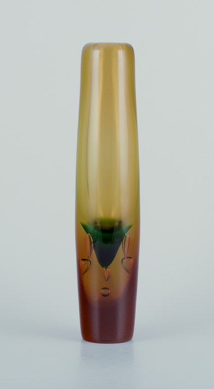Skandinavisk glaskunstner, høj og slank kunstglasvase.
Mundblæst. Tung vase.