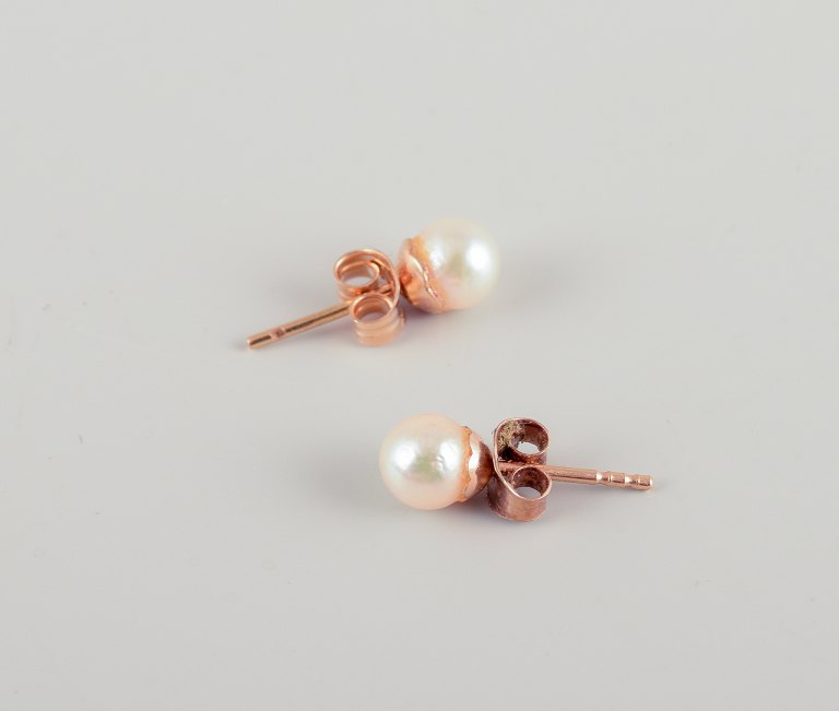 Swedish goldsmith. A pair of classic ear studs in 18 karat gold adorned with 
cultured pearls.