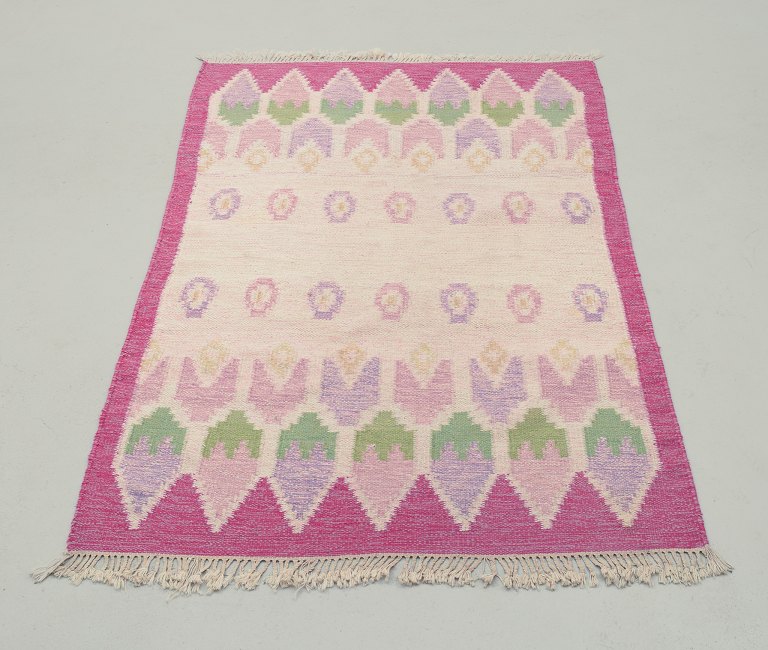 Swedish textile designer.
Handwoven carpet in pure wool. Rölakan technique.