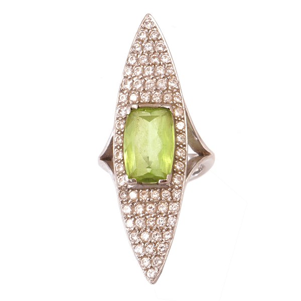 Georg Jensen 18kt weissgold Ring mit 66 Diamanten von je etwa 0,02 ct und einem 
Peridot. Gestempelt Georg Jensen & Wendel. Ringgr. 51