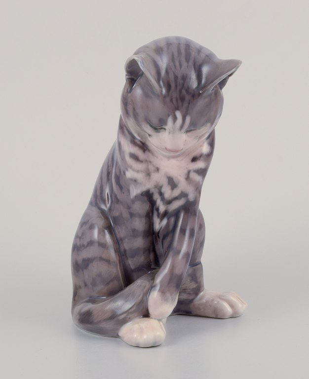 Erik Nielsen for Royal Copenhagen. Porcelænsfigur af gråstribet kat.