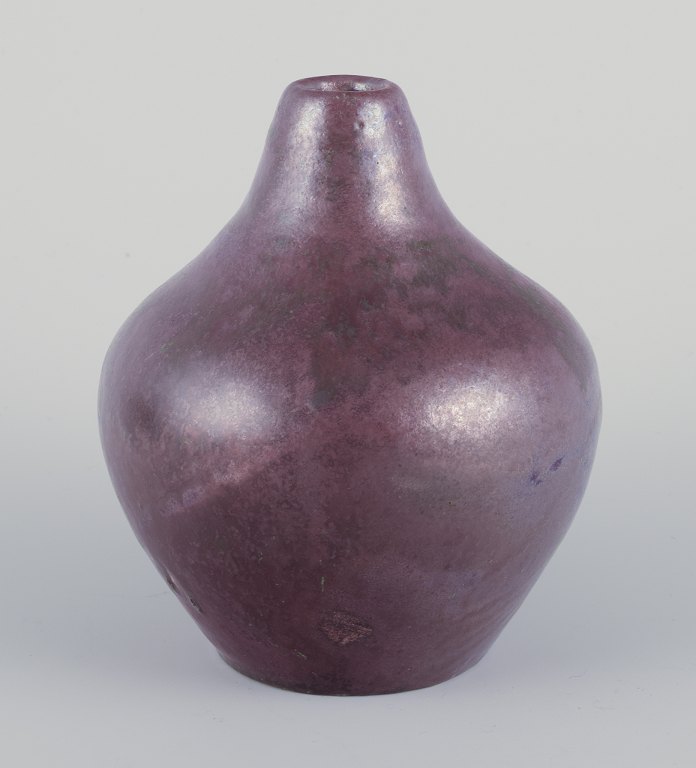 Søren Kongstrand.
Vase in lustre glaze. One of a kind.