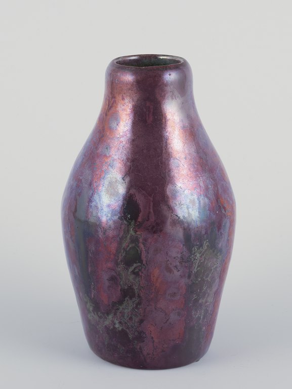 Søren Kongstrand.
Vase in lustre glaze.
One of a kind.