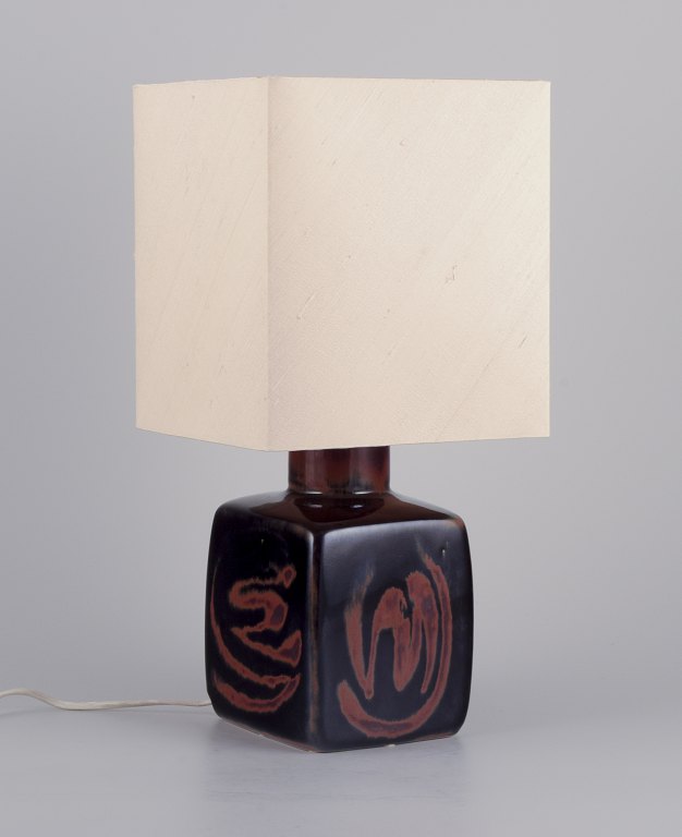 Carl Harry Stålhane for Rörstrand.
“Sultan" bordlampe i stentøj.