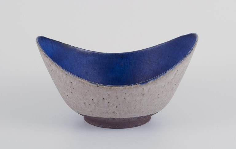 Danish studio ceramist.
Large oval unique ceramic bowl.