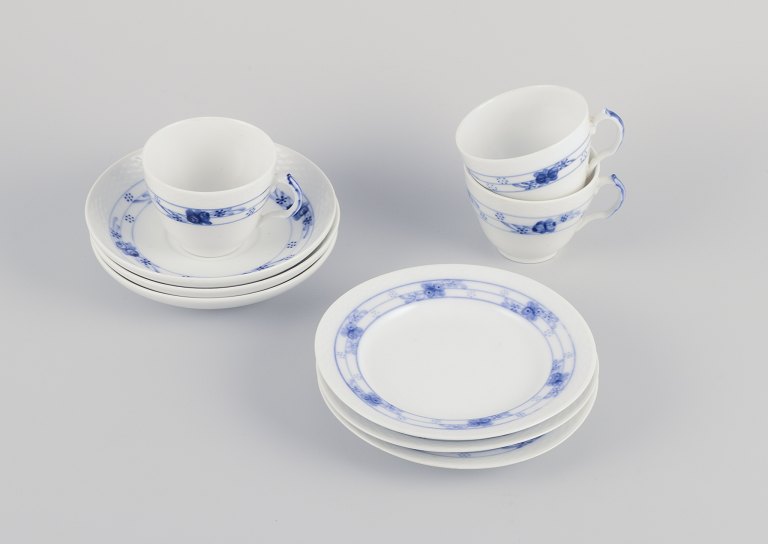 Early Royal Copenhagen Rosenknop / Blå Rose coffee set for three persons in 
hand-painted porcelain.