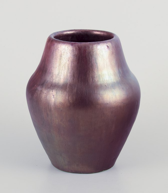 Søren Kongstrand, Danish ceramicist.
Unique vase in shiny lustre glaze.
